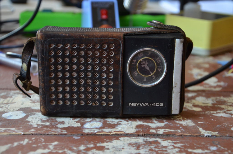 Turning a vintage radio into a Bluetooth speaker : Makery