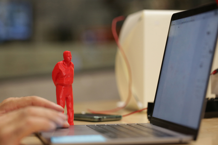 In Italy, an old man printed in 3D watches you work and everything  increases tenfold : Makery